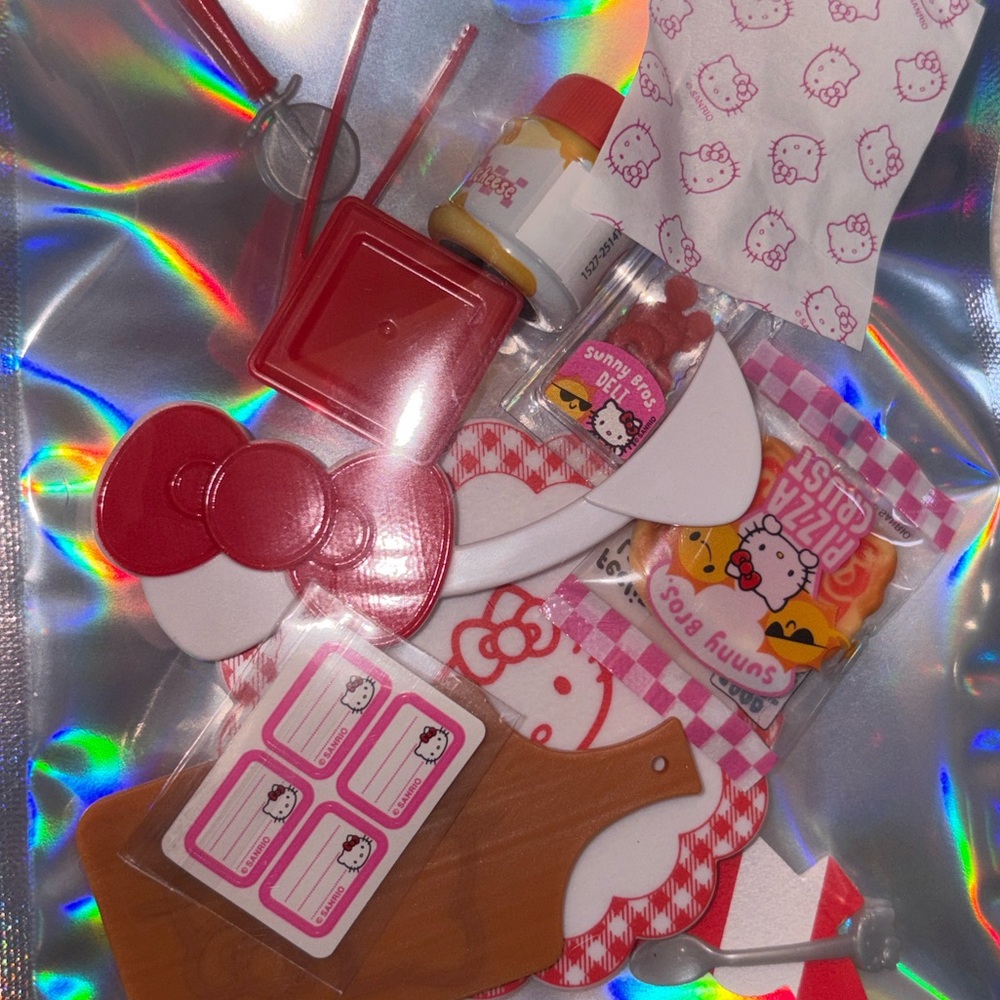 Hello Kitty Pizzas Sanrio Series 2 Make it Mini MGA miniverse